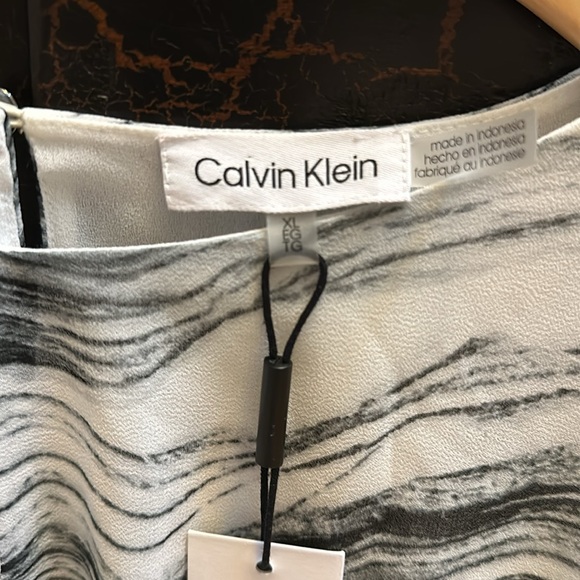 CALVIN KLEIN Women's Loose Fitted Poly Chiffon Sleeveless Twist Detail Blouse - Picture 9 of 13